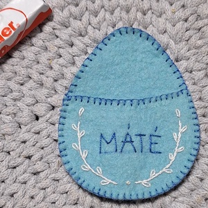 Névreszóló hímzett gyapjú filc húsvéti tojás pénzátadó, csokiátadó - ünnepi díszek, dekorációk - húsvéti díszek és dekorációk - húsvéti pénzátadó - Meska.hu