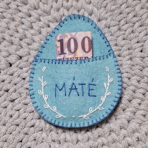 Névreszóló hímzett gyapjú filc húsvéti tojás pénzátadó, csokiátadó - ünnepi díszek, dekorációk - húsvéti díszek és dekorációk - húsvéti pénzátadó - Meska.hu