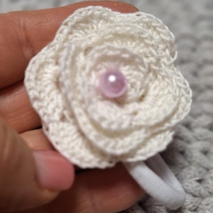 Hajgumi horgolt  rózsával, virággal, masnival vagy pillangóval. - ruha & divat - hajdísz & hajcsat - hajgumi - Meska.hu