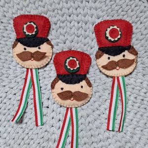 Filc gyapjúfilc kokárda, nemzetiszínű huszárfiú. - Meska.hu