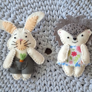 Gyapjúfilc nyuszi fiú, sün lány, Ünnepi díszek, dekorációk, Húsvéti díszek és dekorációk, Húsvéti tojásfadíszek, Hímzés, Varrás, MESKA