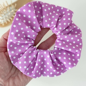 Lila pöttyös scrunchie hajgumi - M-es - ruha & divat - hajdísz & hajcsat - hajgumi - Meska.hu