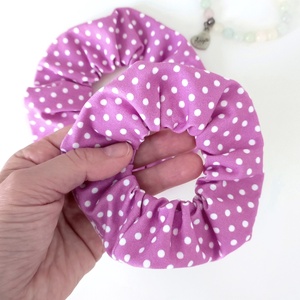 Lila pöttyös scrunchie hajgumi anya lánya szett - M-es - ruha & divat - hajdísz & hajcsat - hajgumi - Meska.hu