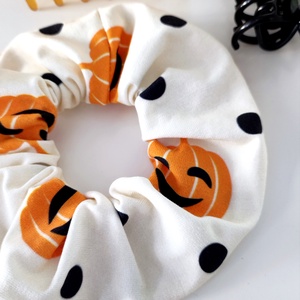 Őszi tökös narancs Halloween scrunchie hajgumi - M-es - ruha & divat - hajdísz & hajcsat - hajgumi - Meska.hu Őszi tökös narancs Halloween scrunchie hajgumi - M-es - ruha & divat - hajdísz & hajcsat - hajgumi - Meska.hu