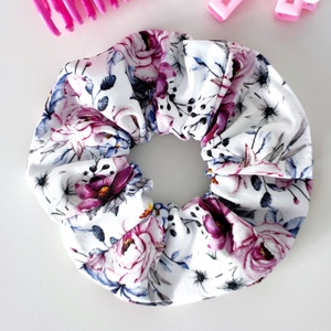 Lila virágos rózsás scrunchie hajgumi - M-es - ruha & divat - hajdísz & hajcsat - hajgumi - Meska.hu