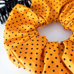 Narancs pöttyös őszi vagy Halloween scrunchie hajgumi - M-es - ruha & divat - hajdísz & hajcsat - hajgumi - Meska.hu