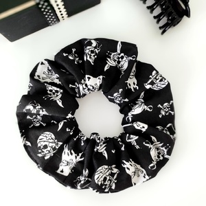 Halálfejes kalózos Halloween scrunchie hajgumi - M-es - ruha & divat - hajdísz & hajcsat - hajgumi - Meska.hu