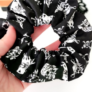 Halálfejes kalózos Halloween scrunchie hajgumi - M-es - ruha & divat - hajdísz & hajcsat - hajgumi - Meska.hu