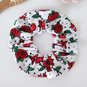 Rózsás scrunchie hajgumi - M-es - Meska.hu
