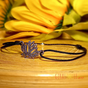 Lótusz zsinórka karkötő valódi ezüsttel  - ékszer - karkötő - charm karkötő - Meska.hu