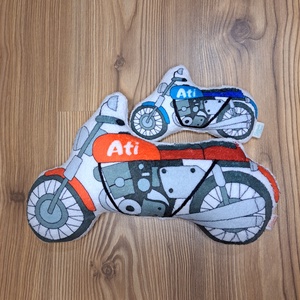 Motor szundipajti - névvel is kérhető (formapárna, járműves párna, egyedi párna)  - otthon & életmód - babaszoba, gyerekszoba - gyerek díszpárna - Meska.hu