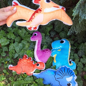 Dinó szundipajti - Stegosaurus (formapárna, járműves párna)  - otthon & életmód - babaszoba, gyerekszoba - gyerek díszpárna - Meska.hu