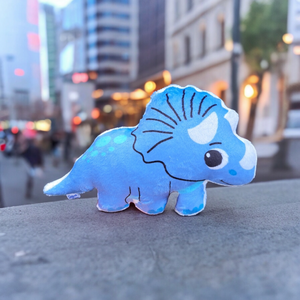 Dinó szundipajti - Triceratops (formapárna, járműves párna) , Otthon & Életmód, Babaszoba, gyerekszoba, Gyerek díszpárna, Fotó, grafika, rajz, illusztráció, Varrás, MESKA