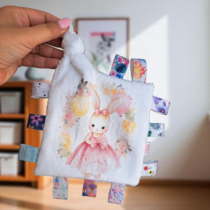 Címke kendő nyuszi mintával, névvel - cikkcakkos háttérrel (címkejáték, rongyi) - játék & sport - 3 éves kor alattiaknak - alvóka & rongyi - Meska.hu