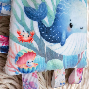 Bálnás vízivilág címke játék (kérhető NÉVVEL is felár nélkül), címkejáték - baba - mama - baba játékok - szundikendő, alvóka - Meska.hu