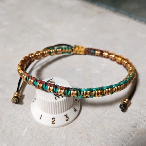 Egysoros gitárgyöngy karkötő - ékszer - karkötő - fonott karkötő - Meska.hu