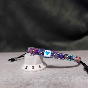 Szívecskés gitárgyöngy karkötő - ékszer - karkötő - fonott karkötő - Meska.hu