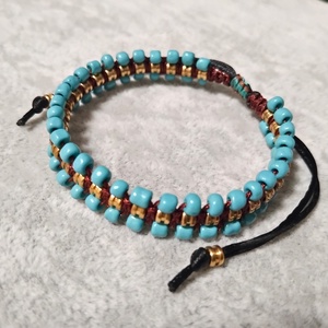 Három soros gitárgyöngy karkötő, Ékszer, Karkötő, Fonott karkötő, Csomózás, MESKA