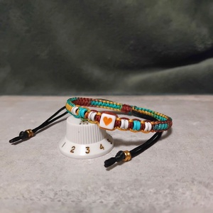 Szívecskés gitárgyöngy karkötő - ékszer - karkötő - fonott karkötő - Meska.hu