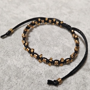 Fekete húrvég gyöngyös karkötő, Ékszer, Karkötő, Fonott karkötő, Csomózás, MESKA