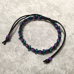 Lila és türkiz húrvég gyöngyös karkötő, Ékszer, Karkötő, Fonott karkötő, Csomózás, MESKA