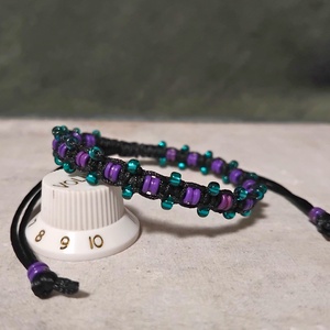 Lila és türkiz húrvég gyöngyös karkötő - ékszer - karkötő - fonott karkötő - Meska.hu