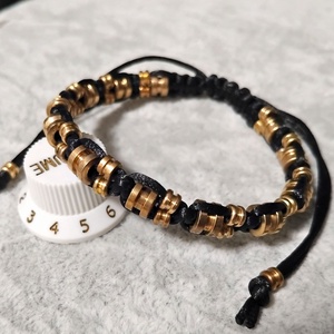 Basszusgitár és gitár húrvég gyöngyös karkötő (méretre) - ékszer - karkötő - fonott karkötő - Meska.hu