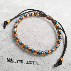 Sárgaréz - türkizkék húrvég gyöngyös karkötő (méretre), Ékszer, Karkötő, Fonott karkötő, Csomózás, MESKA
