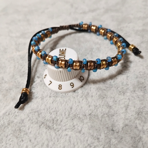 Sárgaréz - türkizkék húrvég gyöngyös karkötő (méretre) - ékszer - karkötő - fonott karkötő - Meska.hu