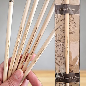 Ültethető ceruza csomagolás nélkül, Otthon & Életmód, Papír, írószer, Ceruza & Toll, Famegmunkálás, 
Motiváló ceruzánk már volt. De a Mosolymagok új tagja más.
Gravírozott üzenete végig támogat, mikö..., MESKA