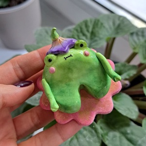 Fairy Frog pen holder, Otthon & Életmód, Dekoráció, Dekoratív figurák és szobrok, Gyurma, Egy kis tündérbéka, aki nemcsak cuki, hanem a tollaidnak is tökéletes helyet biztosít. ✨? Süthető g..., MESKA