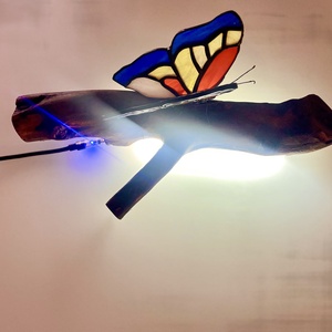 Kézműves Tiffany pillangó hangulatlámpa � USB-C, újrahasznosított cseresznyefa - otthon & életmód - lámpa - hangulatlámpa - Meska.hu