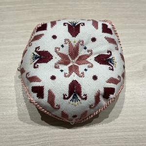 Kézzel hímzett tűpárna - Tulipános hardanger hímzéssel  - Meska.hu