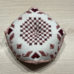Kézzel hímzett tűpárna - Tulipános hardanger hímzéssel  - otthon & életmód - lakástextil - varrókellék - Meska.hu