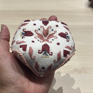 Kézzel hímzett tűpárna - Tulipános hardanger hímzéssel  - otthon & életmód - lakástextil - varrókellék - Meska.hu