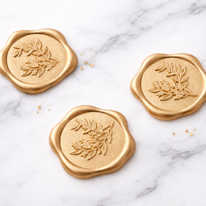 Viaszpecsét levél mintával, Otthon & Életmód, Papír, írószer, Pecsétek, Viaszpecsét, Gyertya-, mécseskészítés, Mindenmás, Kézzel készült viaszpecsét meghívókhoz, arany színben.

A hátoldala öntapadós ragaszóval van ellátv..., MESKA