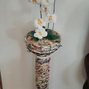 Horgolt Orchidea papír fonással készült oszlopon , , Horgolás, Újrahasznosított alapanyagból készült termékek, MESKA