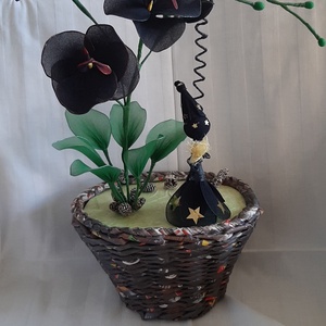 Fekete orchidea papírfonással készült kaspóban - otthon & életmód - dekoráció - asztal és polc dekoráció - asztaldísz - Meska.hu