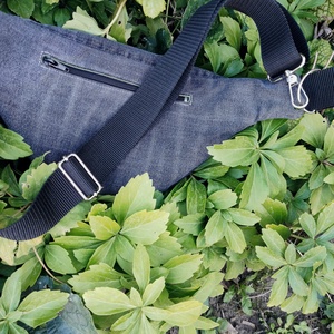 Sötétszürke farmer upcycled övtáska M méret - táska & tok - övtáska - Meska.hu