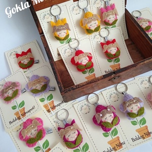 Virág kulcstartó vagy táskadísz , gumis könyvjelző, Nőnapra ajánlva  - táska & tok - kulcstartó & táskadísz - kulcstartó - Meska.hu