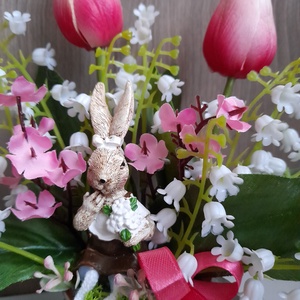 Tavaszi asztal dekoráció lábát lógató nyuszival tulipánnal és gyöngyvirággal. - otthon & életmód - dekoráció - asztal és polc dekoráció - asztaldísz - Meska.hu