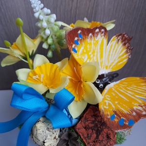 Tavaszi pillangós nárcisz kerámiabögrében - otthon & életmód - dekoráció - asztal és polc dekoráció - asztaldísz - Meska.hu