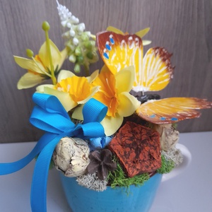 Tavaszi pillangós nárcisz kerámiabögrében, Otthon & Lakás, Dekoráció, Asztal és polc dekoráció, Asztaldísz, Virágkötés, MESKA