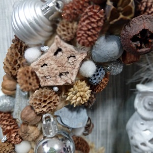 Bagoly faágon  ezüstös termésekkel - karácsony - karácsonyi lakásdekoráció - karácsonyi ajtódíszek - Meska.hu