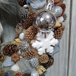 Bagoly faágon  ezüstös termésekkel - karácsony - karácsonyi lakásdekoráció - karácsonyi ajtódíszek - Meska.hu