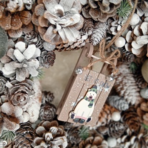 Jegesmacis szánkós havas tobozkoszorú - karácsony - karácsonyi lakásdekoráció - karácsonyi ajtódíszek - Meska.hu