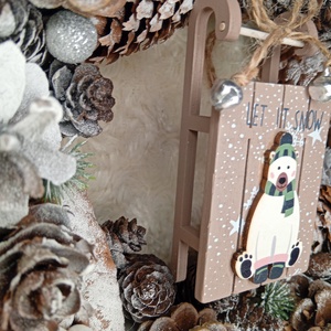 Jegesmacis szánkós havas tobozkoszorú - karácsony - karácsonyi lakásdekoráció - karácsonyi ajtódíszek - Meska.hu