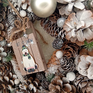 Jegesmacis szánkós havas tobozkoszorú - karácsony - karácsonyi lakásdekoráció - karácsonyi ajtódíszek - Meska.hu