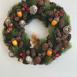 Mókus fenyőágas ajtódíszen - Meska.hu