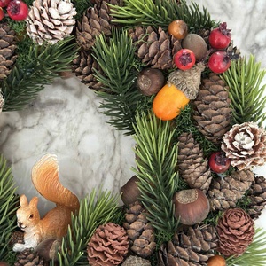 Mókus fenyőágas ajtódíszen - otthon & életmód - dekoráció - ajtó- és ablak dekoráció - ajtódísz & kopogtató - Meska.hu